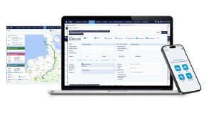 Screenshot der SIRUM TMS-Oberfläche auf Laptop mit geöffneter Auftragsmaske (Auftrag O/001578), Kartenansicht mit eingezeichneter Route sowie der SIRUM-App auf einem Smartphone im Vordergrund.